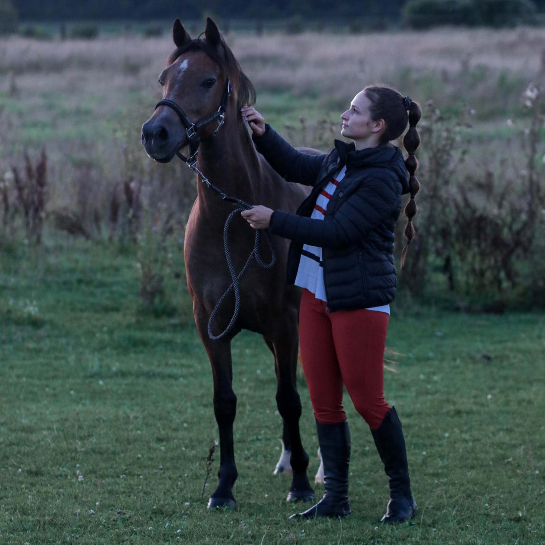 Monter à cheval en hiver : Comment préparer vos muscles avec la Doudoune chauffante ÉquiThermique Hayraa™ ?